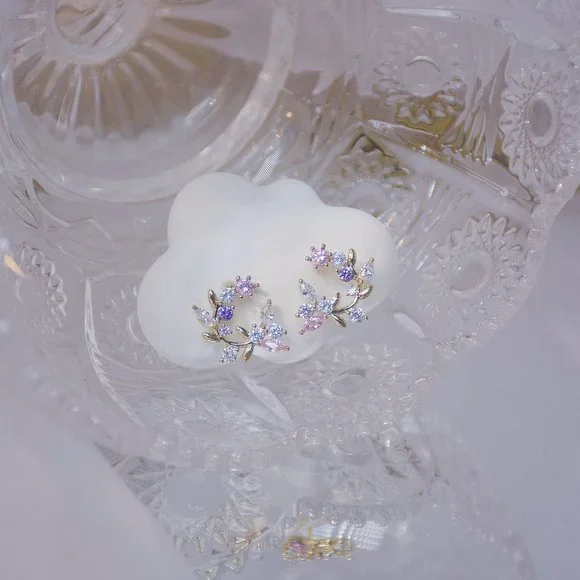 NEW 14K Gold Plated Diamond Leaf Flower Stud Circle Earrings - Picture 2 of 6